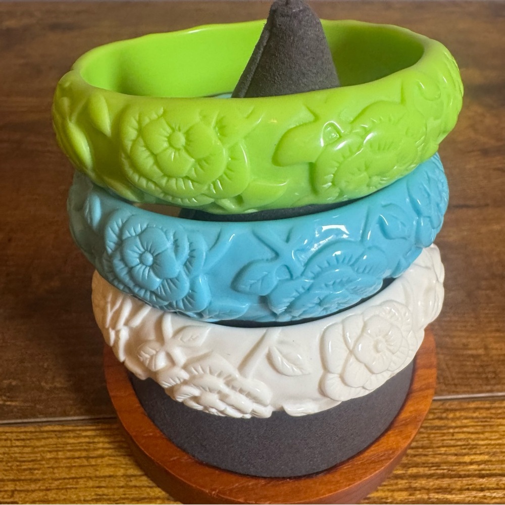 Vintage Acrylic Bangle‎ Bracelet Bright Blue Carved Sunflowers Retro Flowers